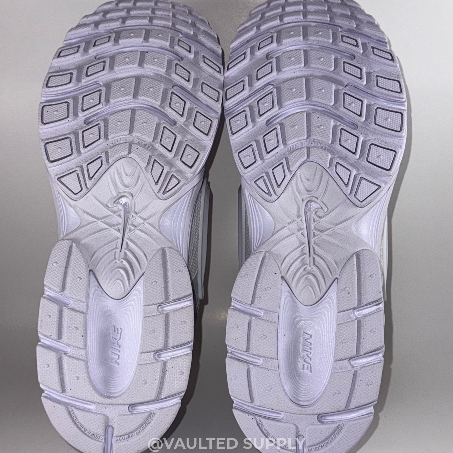 Nike V5 RNR Men’s Running Shoes White Silver Size 9 | Lightweight Breathable